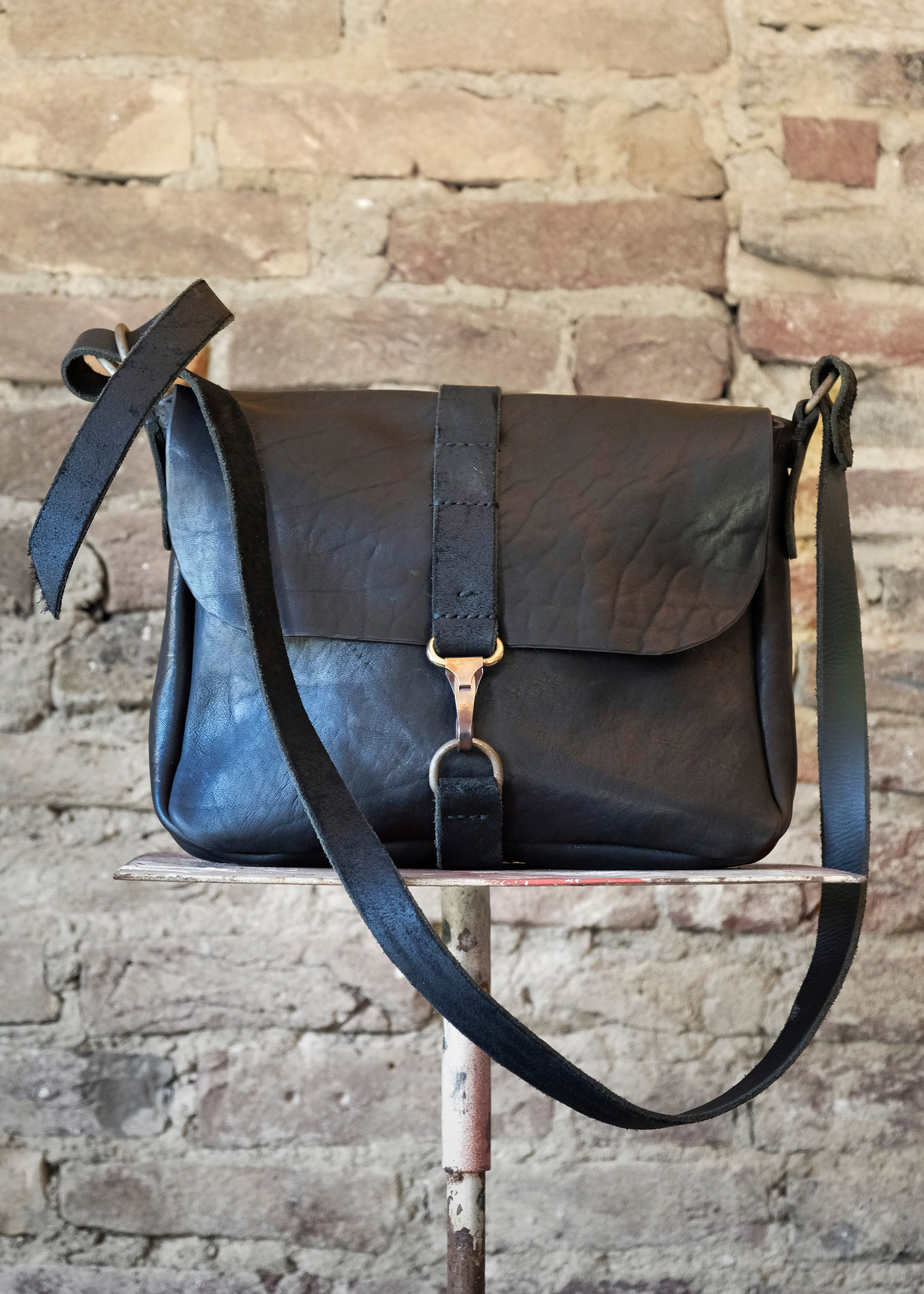 BELLA BRIEFCASE BAG - WINNIE WITT x 0.hide