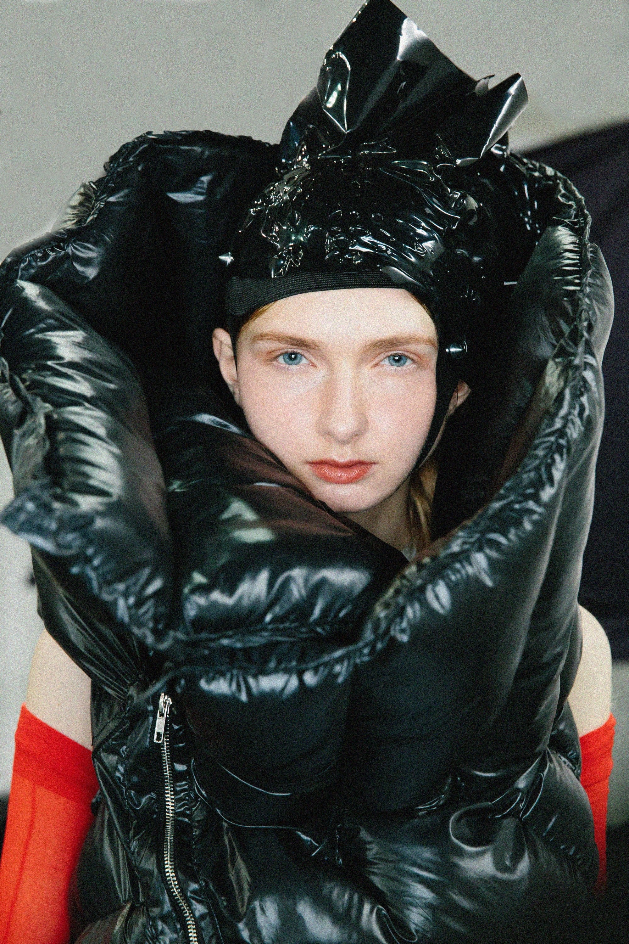 HOODED PUFFER VEST - Avant Gardist