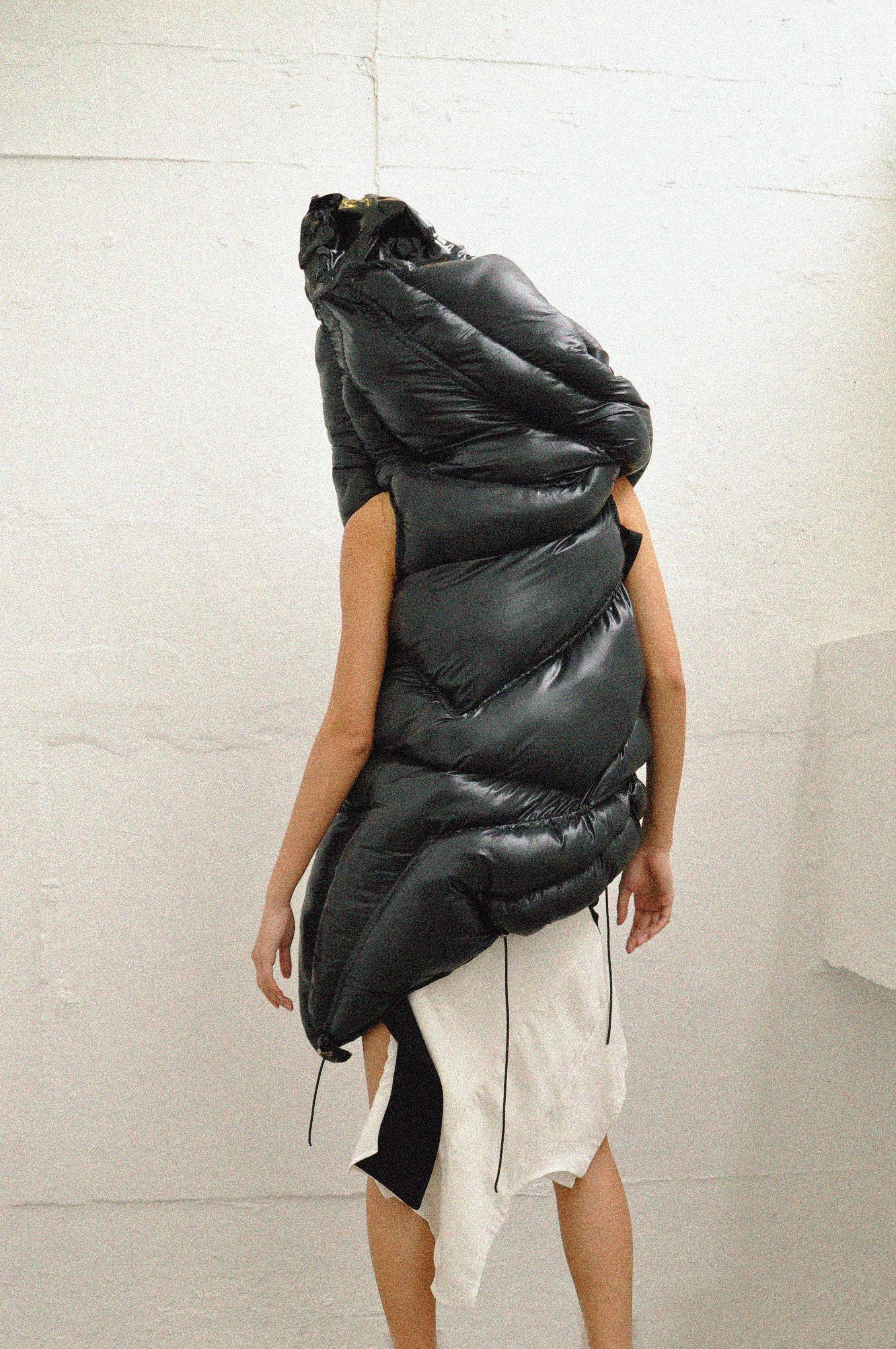 HOODED PUFFER VEST - Avant Gardist