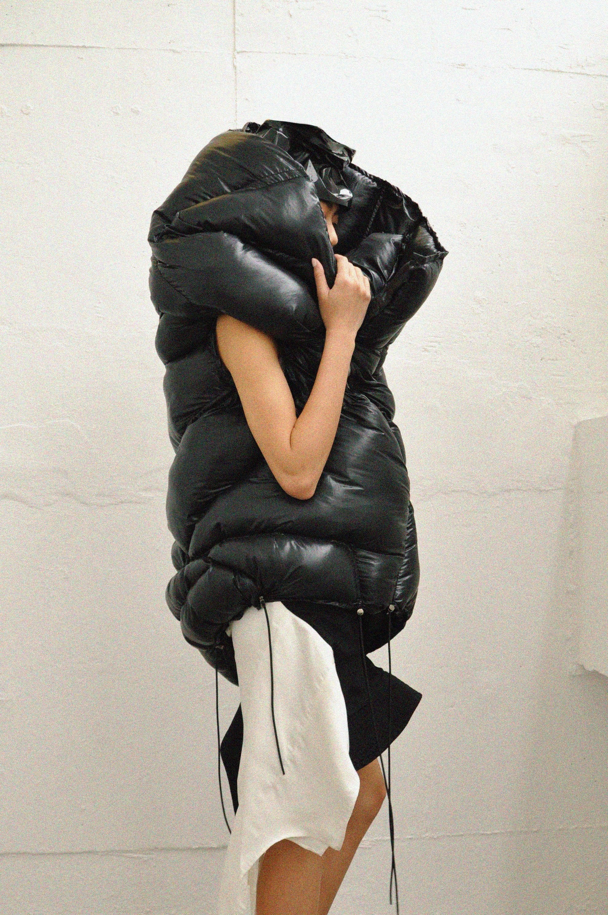 HOODED PUFFER VEST - Avant Gardist